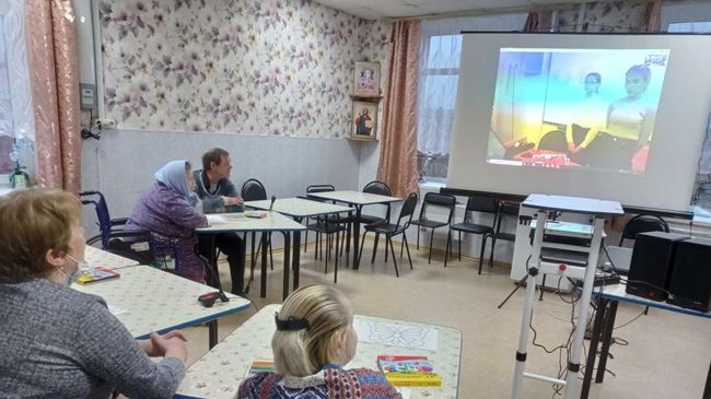 Жители Мезенского КЦСО во время онлайн-занятий в рамках проекта Доброе сердце Жители Мезенского КЦСО во время онлайн-занятий в рамках проекта Доброе сердце