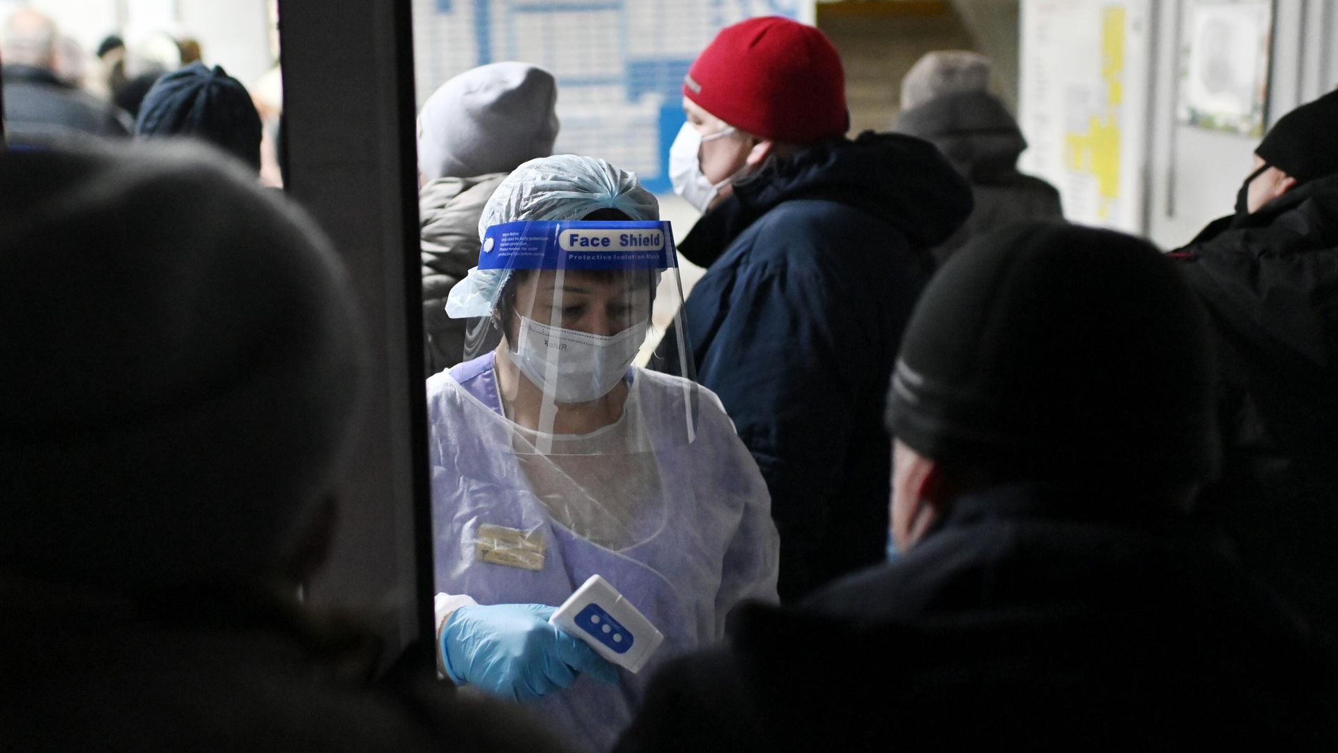 Измерение температуры людям при входе в поликлинике городской больницы №2 в Омске - РИА Новости, 1920, 28.12.2020