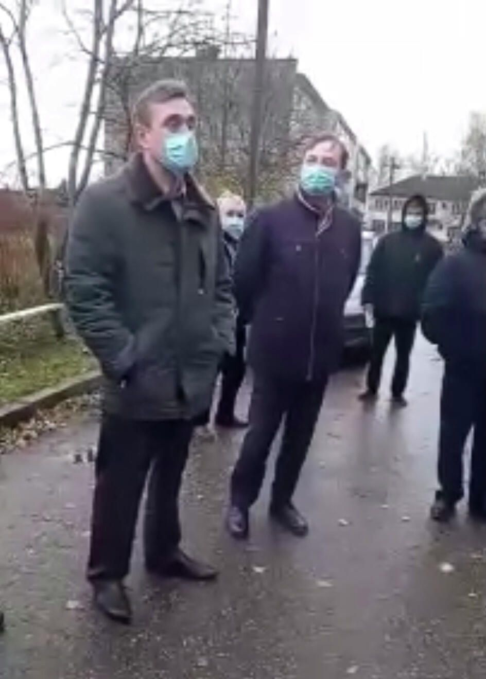 Жители поселка против заселения подопечных ПНИ в их дом. Стоп-кадр видео Жители поселка против заселения подопечных ПНИ в их дом. Стоп-кадр видео - РИА Новости, 1920, 09.11.2020