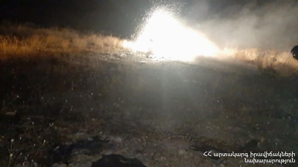 На месте падения вертолета Ми-24 у населенного пункта Ерасх в Армении На месте падения вертолета Ми-24 у населенного пункта Ерасх в Армении - РИА Новости, 1920, 09.11.2020