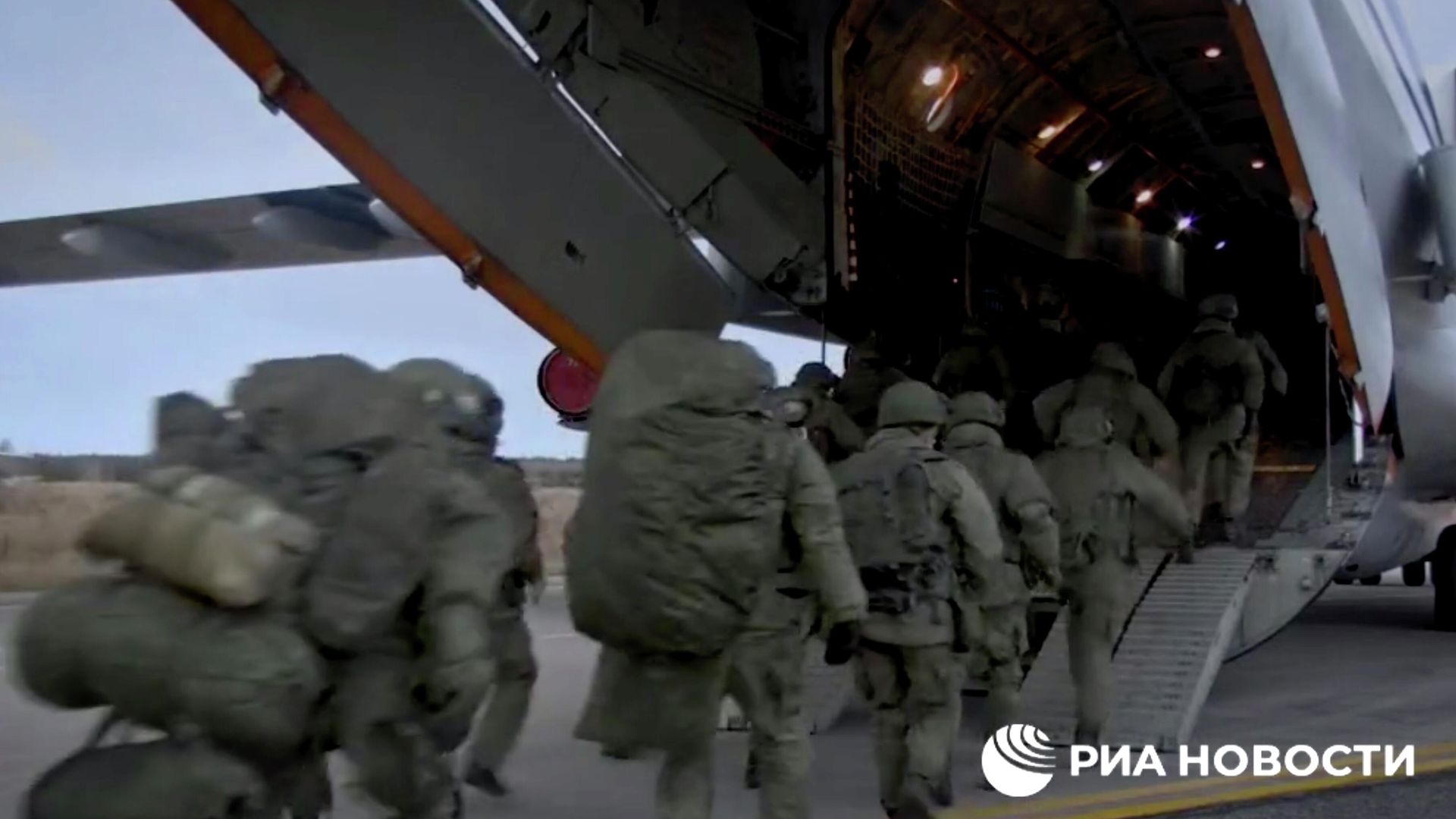Отправка российских миротворцев в Нагорный Карабах. Кадр видео Отправка российских миротворцев в Нагорный Карабах. Кадр видео - РИА Новости, 1920, 10.11.2020
