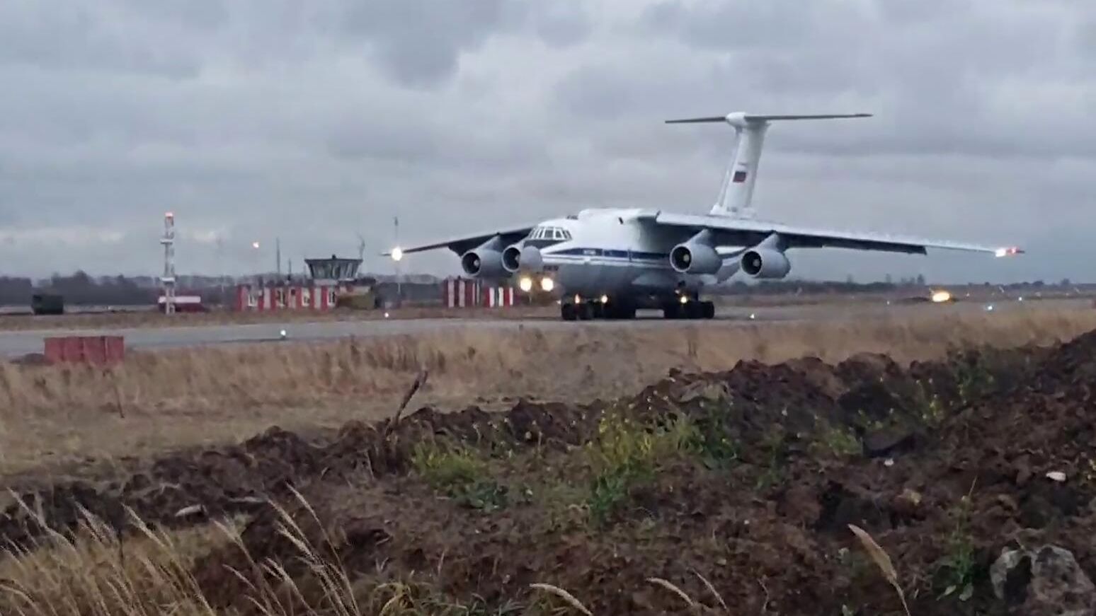 Тяжёлый военно-транспортный самолёт Ил-76 с военной техникой и личным составом на борту на аэродроме Ульяновск-Восточный Тяжёлый военно-транспортный самолёт Ил-76 с военной техникой и личным составом на борту на аэродроме Ульяновск-Восточный - РИА Новости, 1920, 10.11.2020
