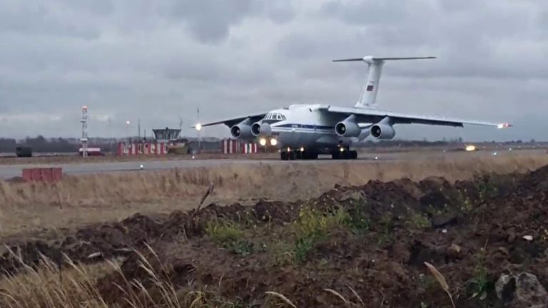 Тяжёлый военно-транспортный самолёт Ил-76 с военной техникой и личным составом на борту на аэродроме Ульяновск-Восточный
