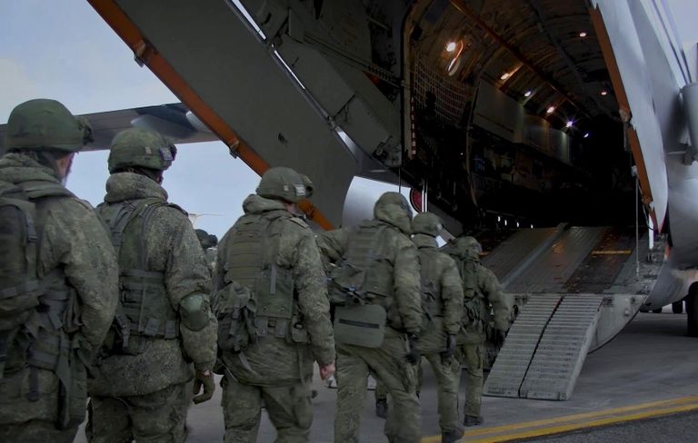 Погрузка военной техники и личного состава в тяжёлые военно-транспортные самолёты Ил-76 на аэродроме Ульяновск-Восточный