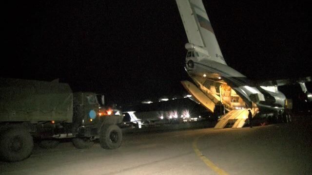 Погрузка в самолеты российской военной техники для отправки в Карабах. Кадры Минобороны Погрузка в самолеты российской военной техники для отправки в Карабах. Кадры Минобороны - РИА Новости, 1920, 10.11.2020