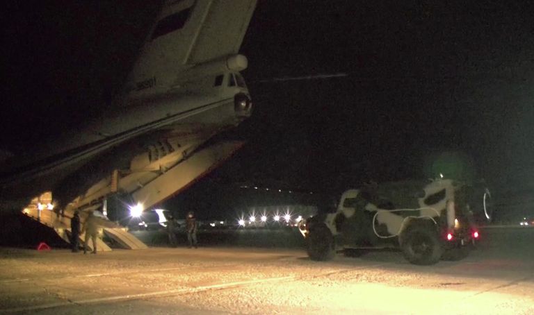Погрузка военной техники и личного состава в тяжёлые военно-транспортные самолёты Ил-76 на аэродроме Ульяновск-Восточный