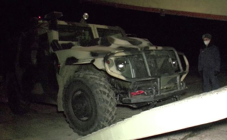Погрузка военной техники и личного состава в тяжёлые военно-транспортные самолёты Ил-76 на аэродроме Ульяновск-Восточный