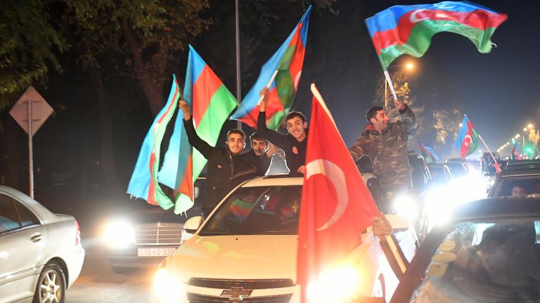 Люди на улицах Менгечивира радуются прекращению огня в Нагорном Карабахе