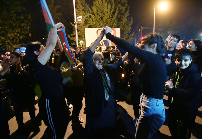 Люди на улицах Менгечивира радуются прекращению огня в Нагорном Карабах