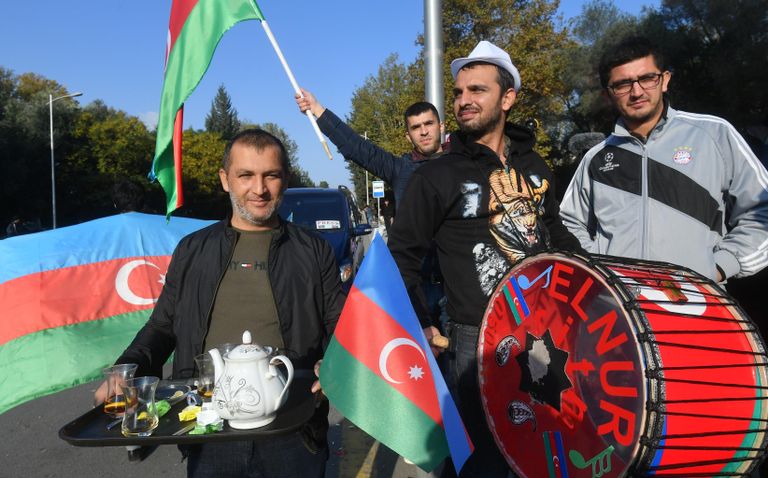 Люди на улицах Менгечивира радуются прекращению огня в Нагорном Карабахе