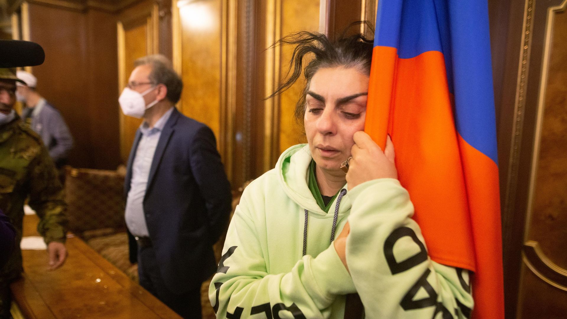 Участники акции протеста в одном из залов в здании правительства в Ереване Участники акции протеста в одном из залов в здании правительства в Ереване - РИА Новости, 1920, 10.11.2020