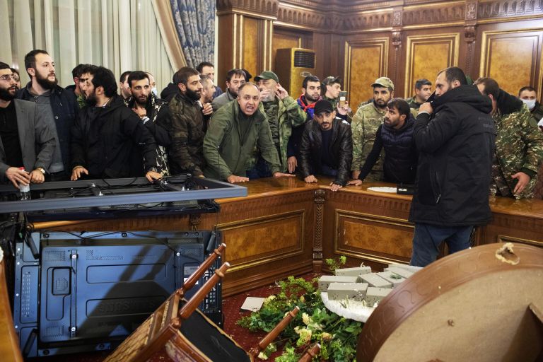 Участники акции протеста в одном из залов парламента Армении в Ереване