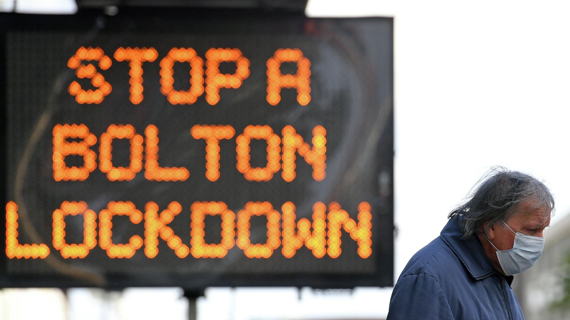 Дорожный знак с надписью Stop a Bolton Lockdown в центре Болтона Дорожный знак с надписью Stop a Bolton Lockdown в центре Болтона - РИА Новости, 1920, 10.11.2020