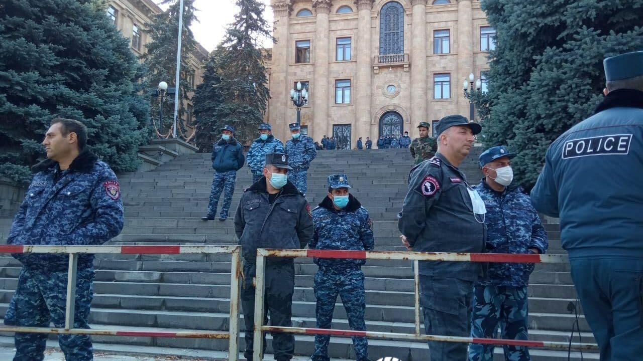 Ситуация у здания парламента Армении в Ереване Ситуация у здания парламента Армении в Ереване - РИА Новости, 1920, 10.11.2020