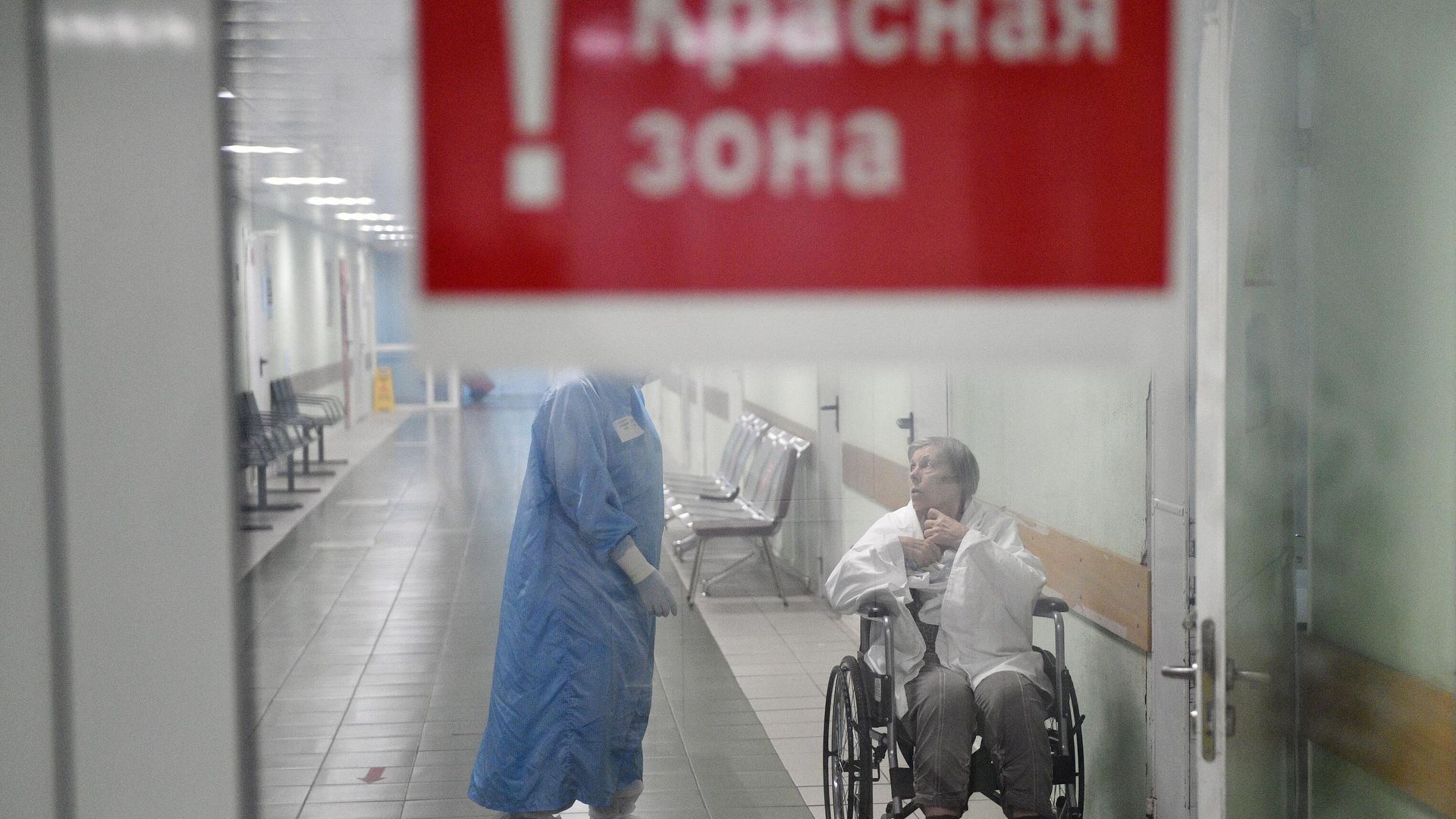 Медицинский работник и пациент в красной зоне ковид-госпиталя, организованного в городской клинической больнице №15 имени О. М. Филатова в Москве - РИА Новости, 1920, 10.11.2020