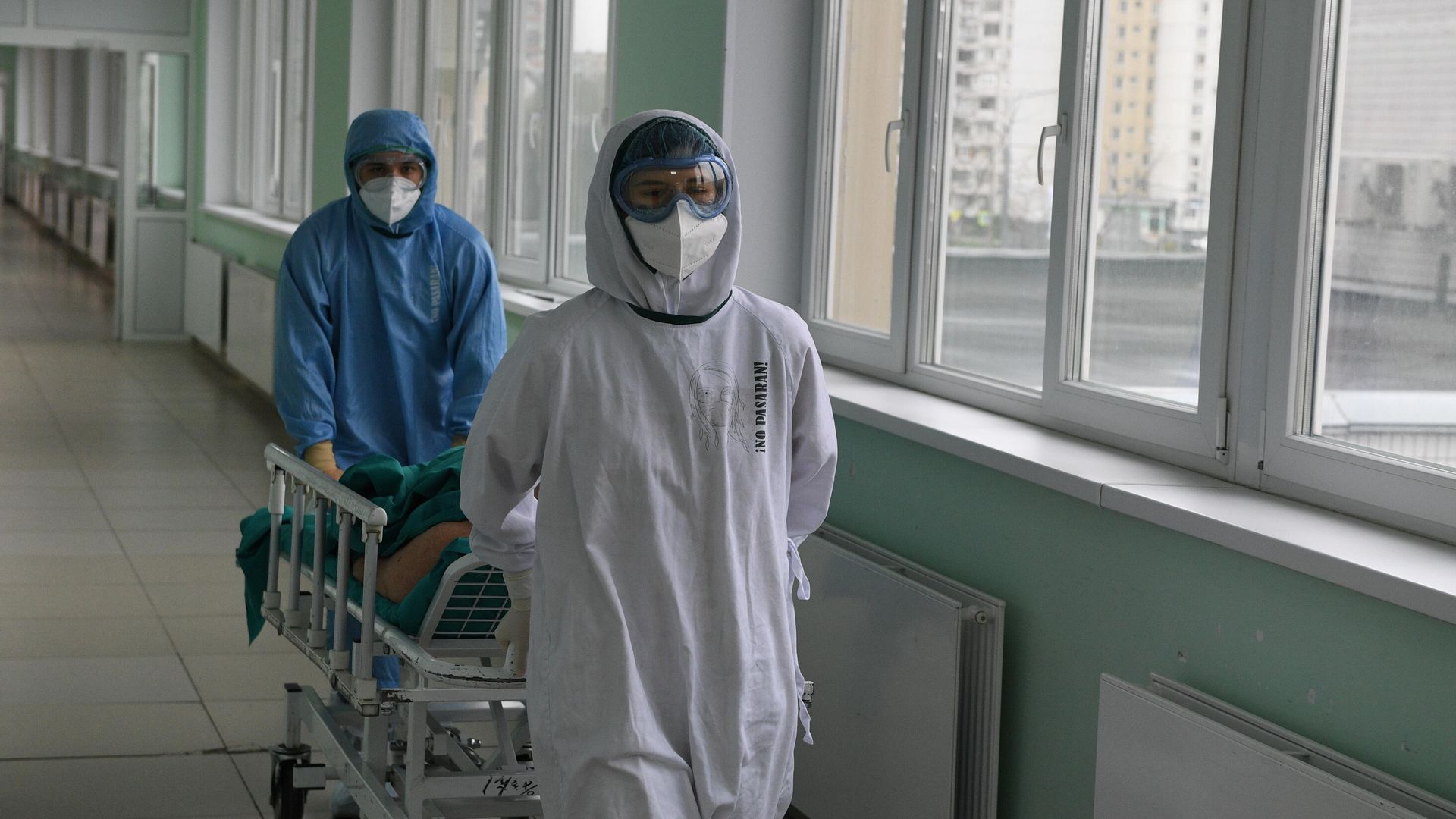Медицинские работники и пациент в операционной ковид-госпиталя, организованного в городской клинической больнице No15 имени О. М. Филатова в Москве - РИА Новости, 1920, 13.11.2020