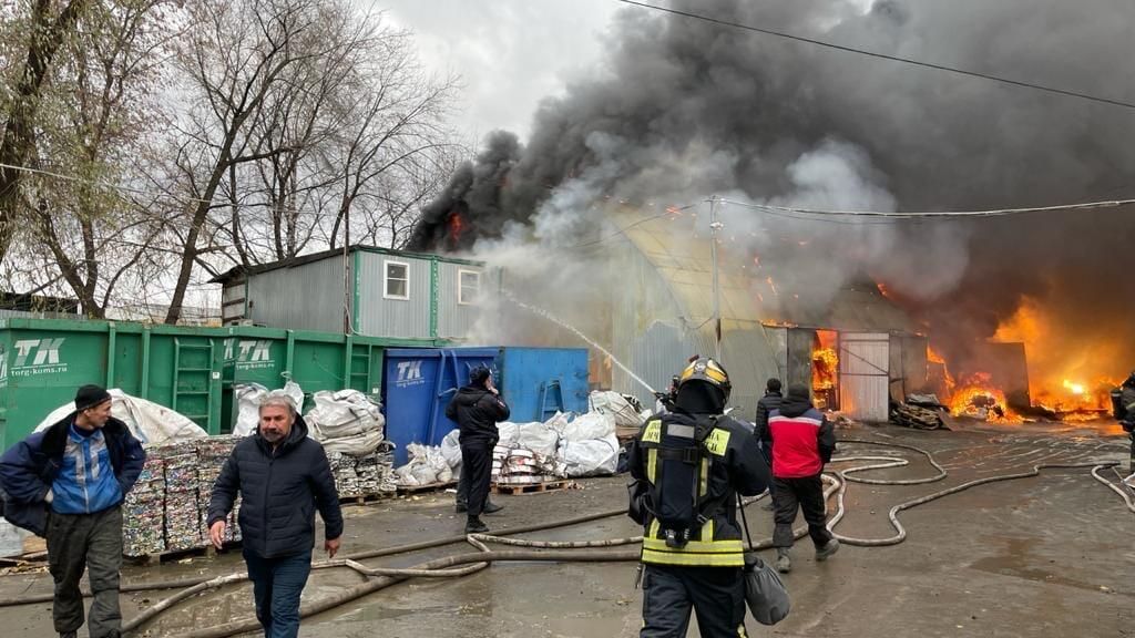 Пожар на 3-м Угрешском проезде в Москве Пожар на 3-м Угрешском проезде в Москве - РИА Новости, 1920, 10.11.2020