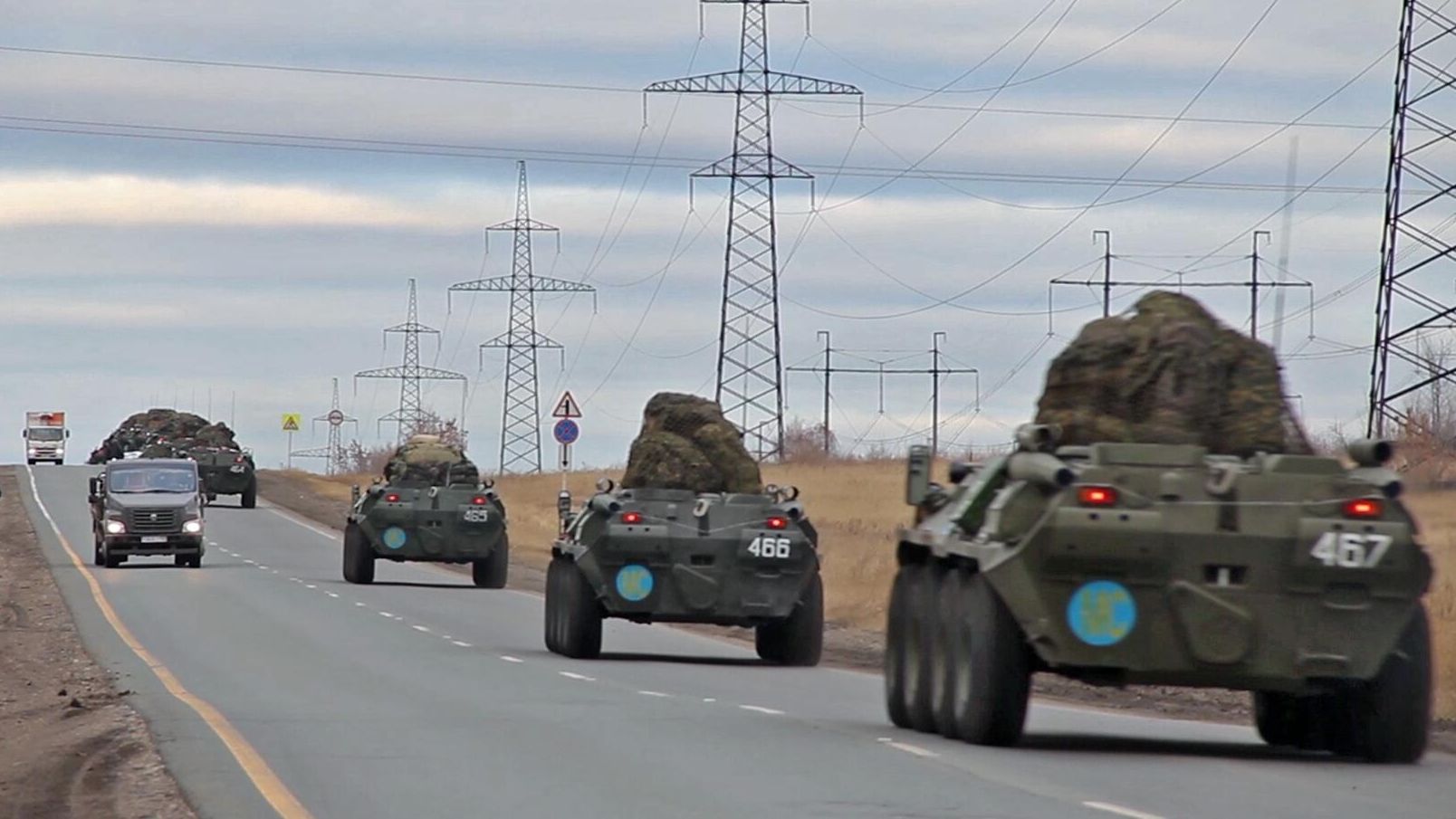 Выдвижение колонны с техникой миротворческой бригады на аэродром Ульяновск-Восточный. Кадр видео Выдвижение колонны с техникой миротворческой бригады на аэродром Ульяновск-Восточный. Кадр видео - РИА Новости, 1920, 10.11.2020