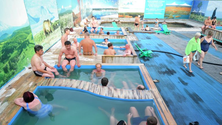 Жители Камчатки купаются в термальных источниках Зеленовские Озерки