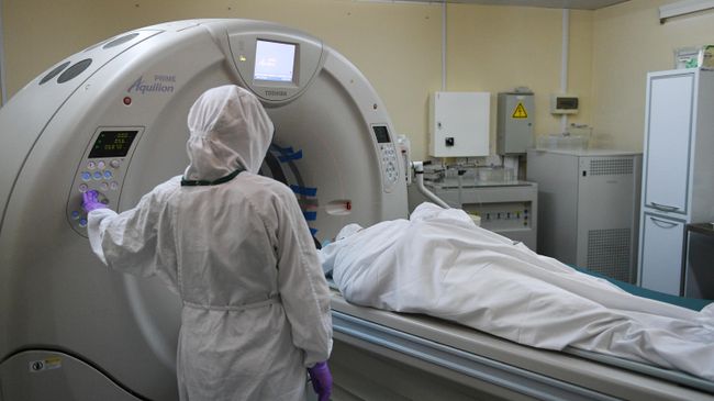 Медицинский работник у магнитно-резонансного томографа (МРТ) в ковид-госпитале, организованном в городской клинической больнице №15 имени О. М. Филатова в Москве Медицинский работник у магнитно-резонансного томографа (МРТ) в ковид-госпитале, организованном в городской клинической больнице №15 имени О. М. Филатова в Москве