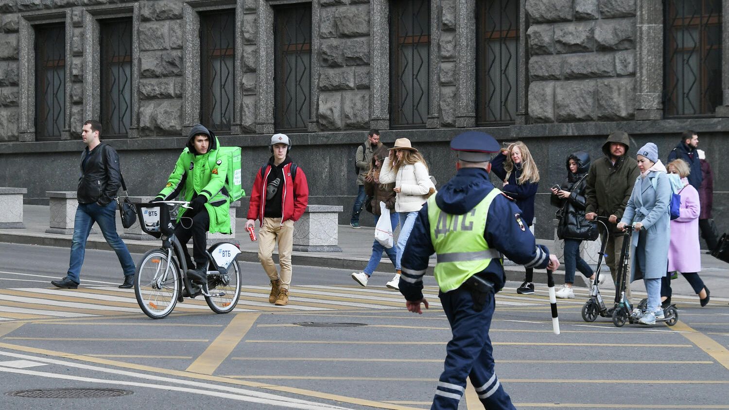 Пешеходный переход на одной из улиц в Москве Пешеходный переход на одной из улиц в Москве - РИА Новости, 1920, 10.11.2020