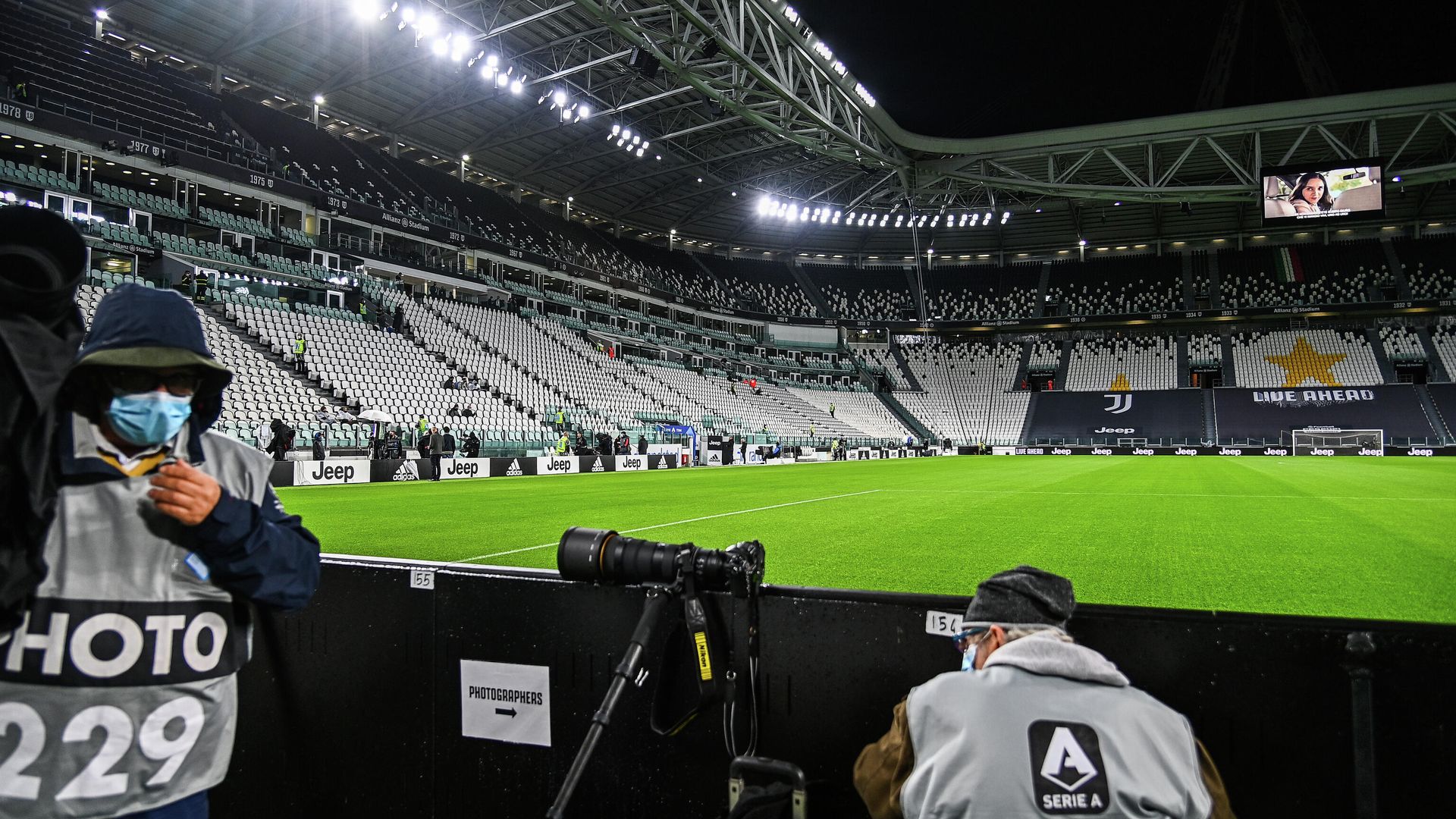Sports photographers wait on October 4, 2020 at the Juventus stadium in Turin, prior to the Italian Serie A football match Juventus vs Napoli, still scheduled following Lega Serie A's confirmation despite Napoli remaining at home in Naples. - Napoli's squad was remaining in Naples, complying with a decision by regional health authorities, as Juventus confirmed they would take to the field as scheduled despite two positive tests among their staff. If Napoli do not play they would forfeit the game 3-0. (Photo by Vincenzo PINTO / AFP) - РИА Новости, 1920, 11.11.2020
