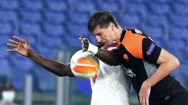 Roma's Albanian defender Marash Kumbulla (R) fights for the ball with CSKA Sofia's Gambian forward Ali Sowe during the UEFA Europa League Group A first-leg football match between AS Roma and CSKA Sofia at Olympic Stadium in Rome on October 29, 2020. (Photo by Tiziana FABI / AFP)
