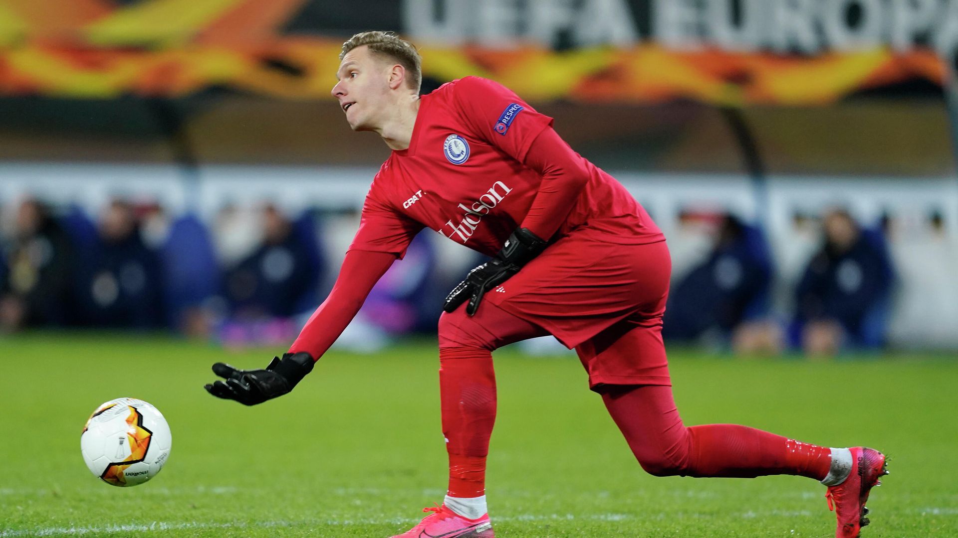 Ghent's Belgian goalkeeper Thomas Kaminski plays the ball during the UEFA Europa League round of 32 second leg football match between KAA Gent and AS Roma,  on February 27, 2020 at the KAA Gent Stadium, in Gand, Belgium. (Photo by kenzo tribouillard / AFP) - РИА Новости, 1920, 11.11.2020