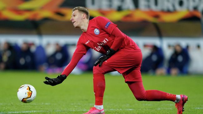 Ghent's Belgian goalkeeper Thomas Kaminski plays the ball during the UEFA Europa League round of 32 second leg football match between KAA Gent and AS Roma,  on February 27, 2020 at the KAA Gent Stadium, in Gand, Belgium. (Photo by kenzo tribouillard / AFP)