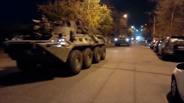 Колонна российских миротворцев идет к Карабаху. Кадры Минобороны Колонна российских миротворцев идет к Карабаху. Кадры Минобороны - РИА Новости, 1920, 11.11.2020