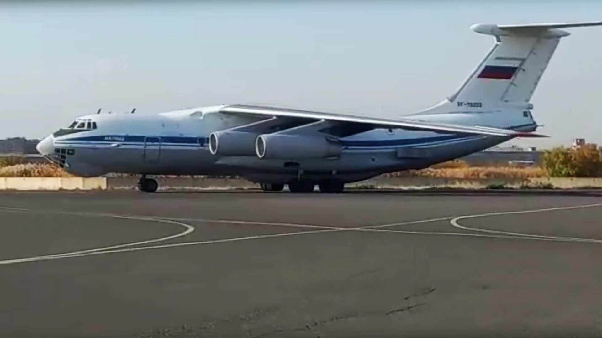 Тяжёлый военно-транспортный самолёт Ил-76 с военной техникой и личным составом на борту на аэродроме в Армении. Кадр видео - РИА Новости, 1920, 11.11.2020