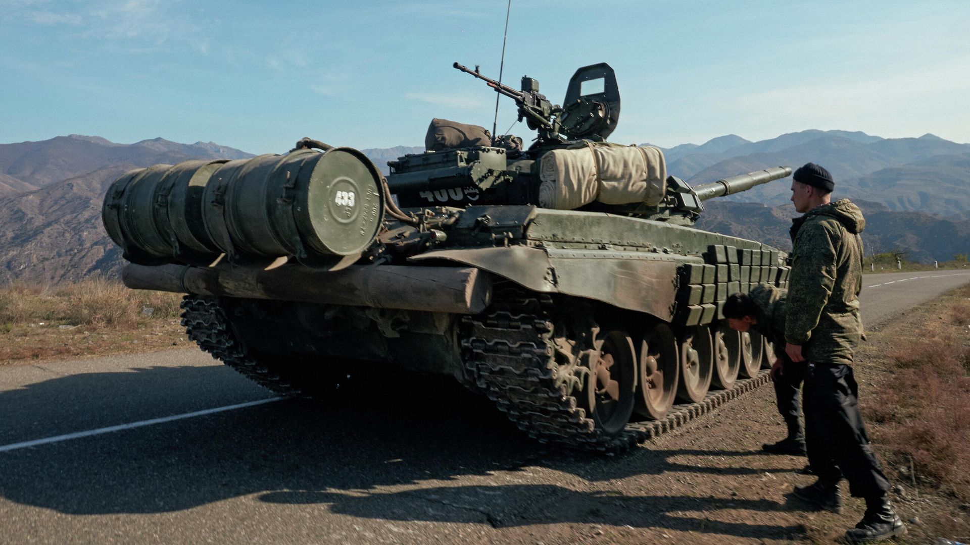 Военнослужащие российских миротворческих сил рядом с танком недалеко от границы с Арменией Военнослужащие российских миротворческих сил рядом с танком недалеко от границы с Арменией - РИА Новости, 1920, 11.11.2020