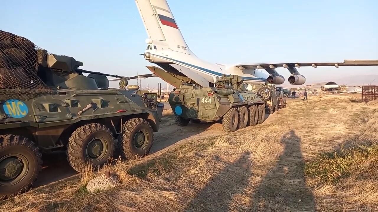 Разгрузка и выдвижение миротворцев ВС РФ, прибывших для урегулирования ситуации в Нагорном Карабахе, на аэродроме Эребуни в Армении. Стоп-кадр видео Разгрузка и выдвижение миротворцев ВС РФ, прибывших для урегулирования ситуации в Нагорном Карабахе, на аэродроме Эребуни в Армении. Стоп-кадр видео - РИА Новости, 1920, 12.11.2020