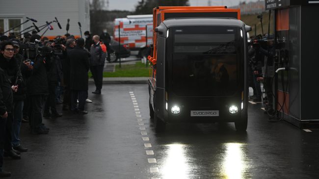 Запуск движения по самому длинному участку Центральной кольцевой автодороги (ЦКАД-3) протяженностью 105 км. Справа: беспилотный грузовик Evocargo