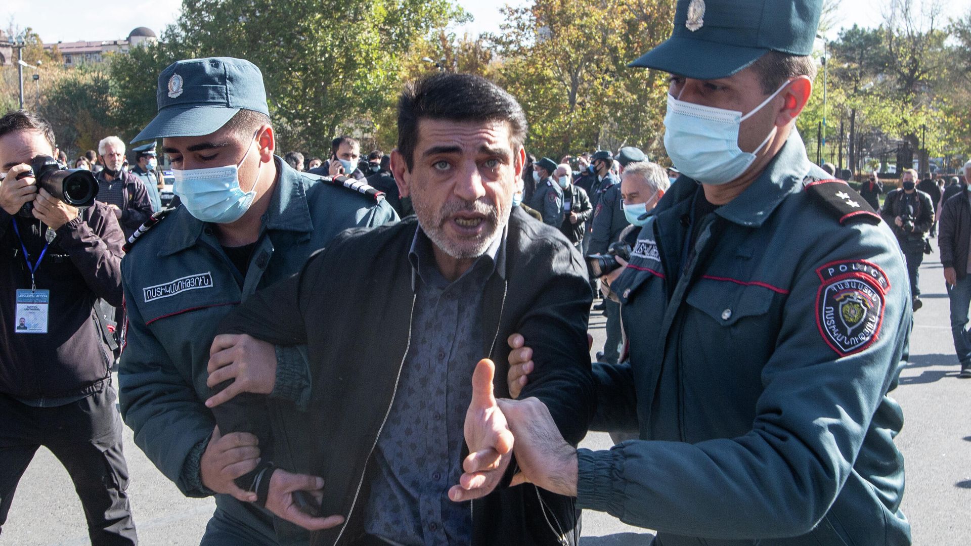 Сотрудники правоохранительных органов и участник митинга оппозиции на площади Свободы в Ереване Сотрудники правоохранительных органов и участник митинга оппозиции на площади Свободы в Ереване - РИА Новости, 1920, 11.11.2020