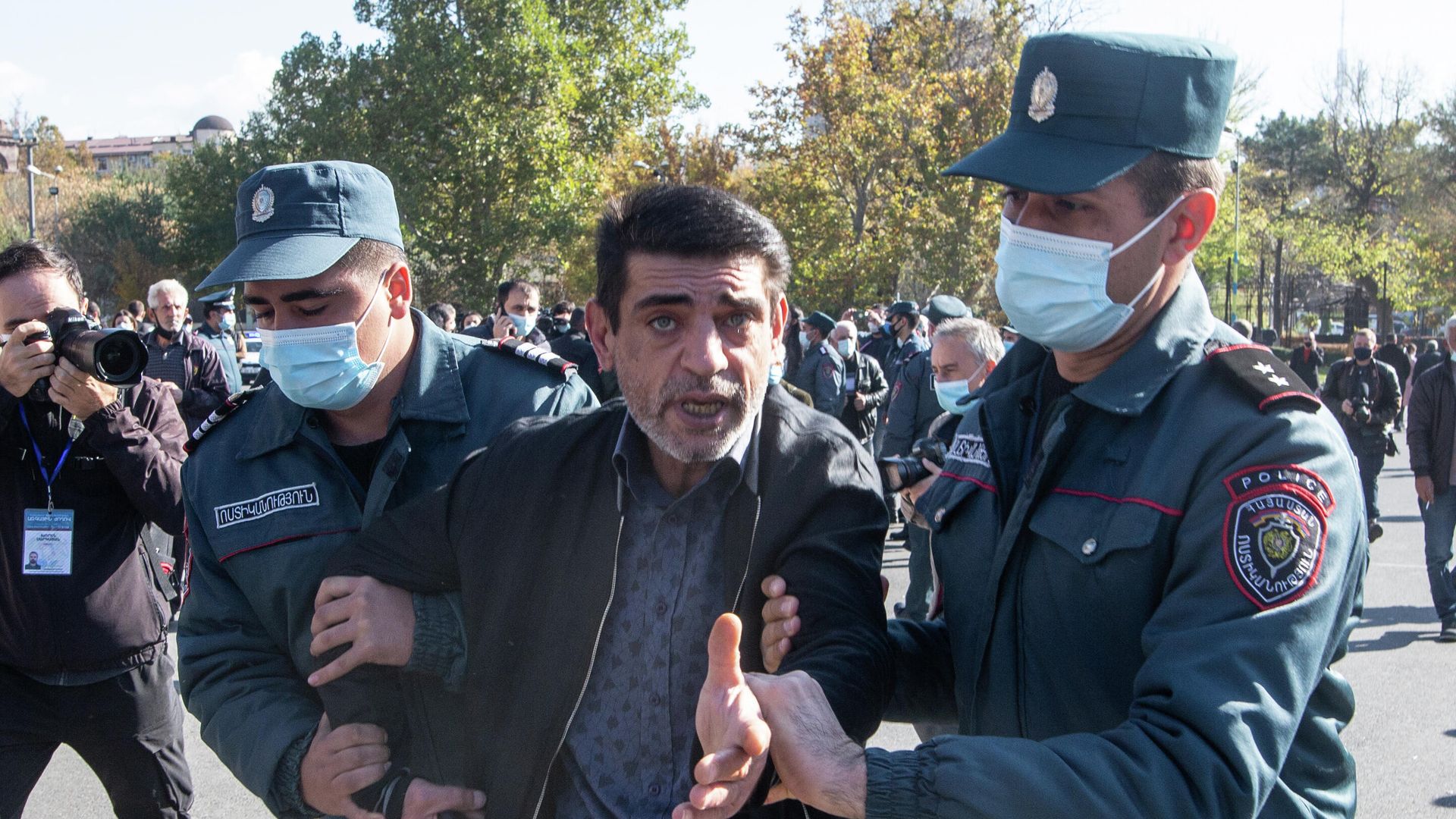 Сотрудники правоохранительных органов и участник митинга оппозиции на площади Свободы в Ереване Сотрудники правоохранительных органов и участник митинга оппозиции на площади Свободы в Ереване - РИА Новости, 1920, 11.11.2020