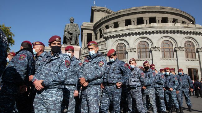 Сотрудники правоохранительных органов во время митинга оппозиции на площади Свободы в Ереване