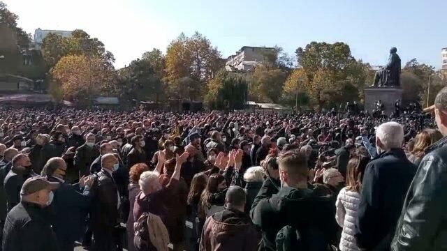 Тысячи людей вышли на площадь для участия в митинге оппозиции в центре Еревана Тысячи людей вышли на площадь для участия в митинге оппозиции в центре Еревана - РИА Новости, 1920, 11.11.2020