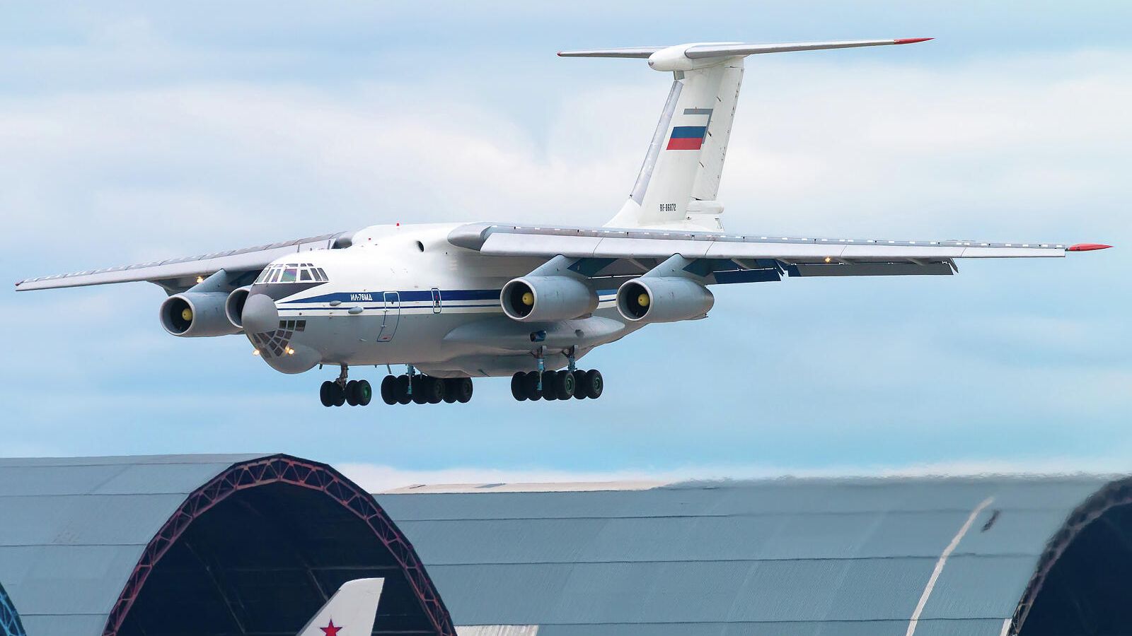 Самолет Ил-76 вылетает с аэродрома Ульяновск-Восточный Самолет Ил-76 вылетает с аэродрома Ульяновск-Восточный - РИА Новости, 1920, 12.11.2020