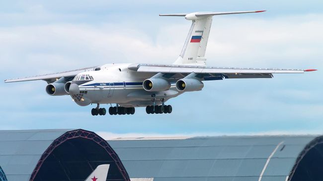 Самолет Ил-76 вылетает с аэродрома Ульяновск-Восточный