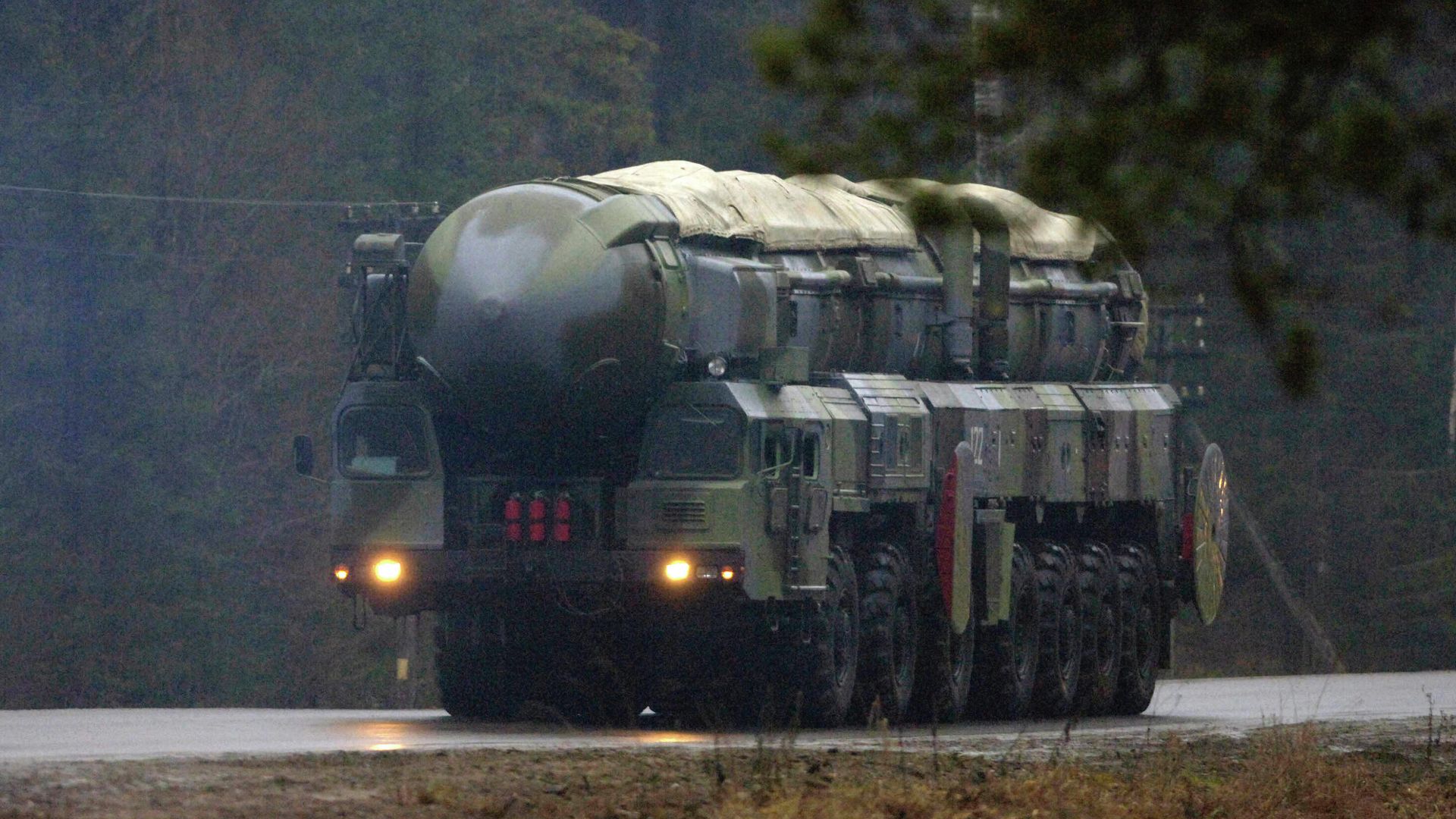 Подвижный грунтовый ракетный комплекс (ПГРК) стратегического назначения РС-12 Тополь Подвижный грунтовый ракетный комплекс (ПГРК) стратегического назначения РС-12 Тополь - РИА Новости, 1920, 02.08.2022