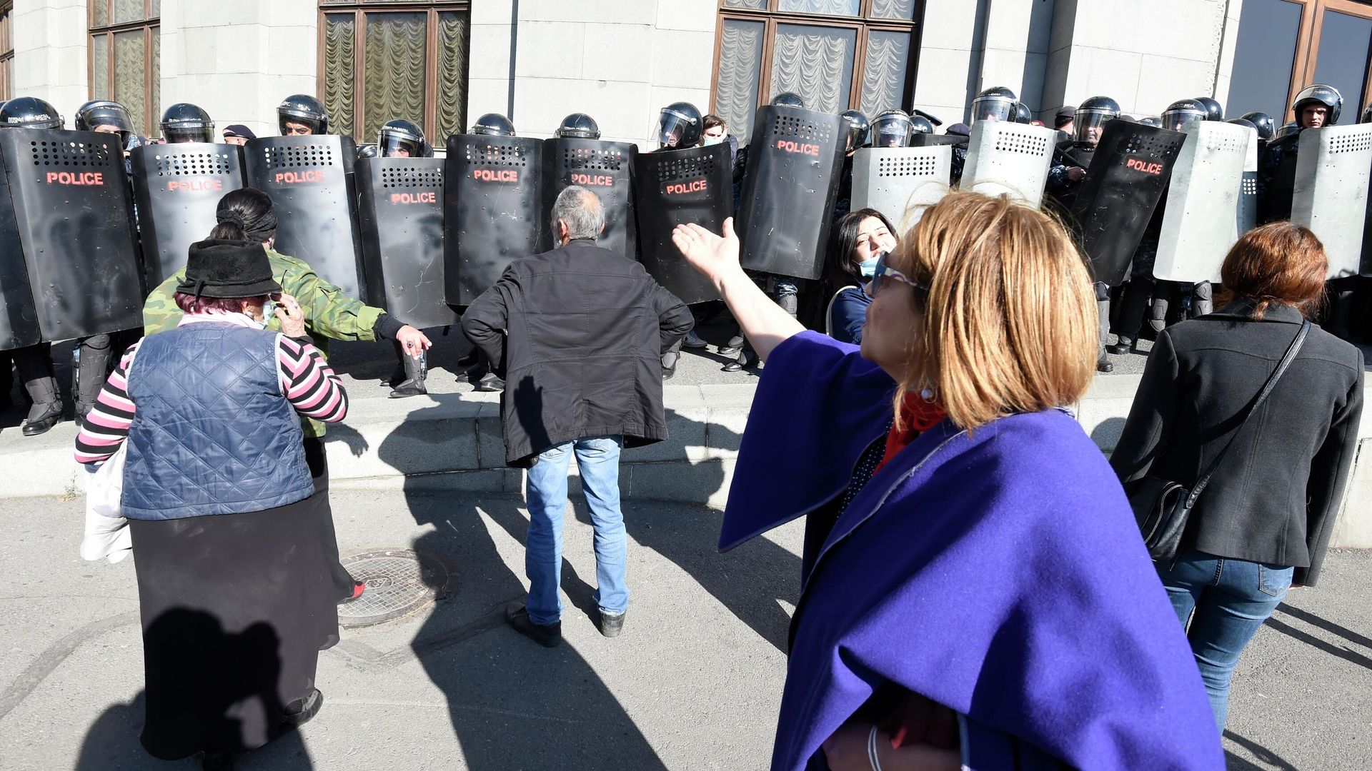 Сотрудники правоохранительных органов во время митинга оппозиции на площади Свободы в Ереване Сотрудники правоохранительных органов во время митинга оппозиции на площади Свободы в Ереване - РИА Новости, 1920, 11.11.2020