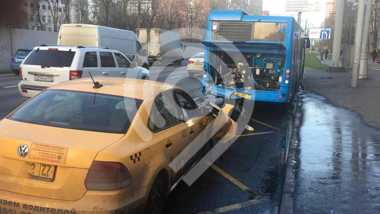 ДТП с участием автомобиля такси и автобуса на улице Большая Академическая в Москве ДТП с участием автомобиля такси и автобуса на улице Большая Академическая в Москве - РИА Новости, 1920, 11.11.2020