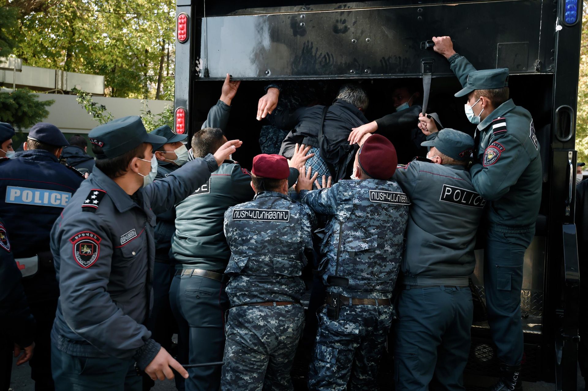 Сотрудники правоохранительных органов задерживают участников митинга оппозиции на площади Свободы в Ереване Сотрудники правоохранительных органов задерживают участников митинга оппозиции на площади Свободы в Ереване - РИА Новости, 1920, 11.11.2020