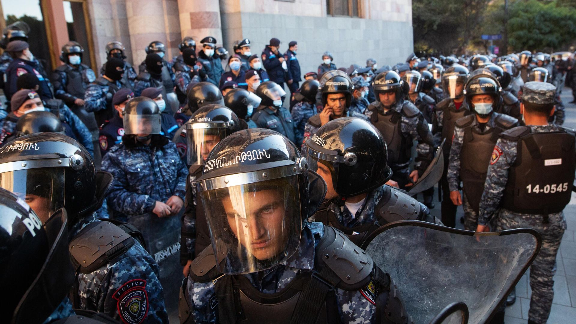 Сотрудники полиции во время митинга на площади Свободы в Ереване Сотрудники полиции во время митинга на площади Свободы в Ереване - РИА Новости, 1920, 11.11.2020