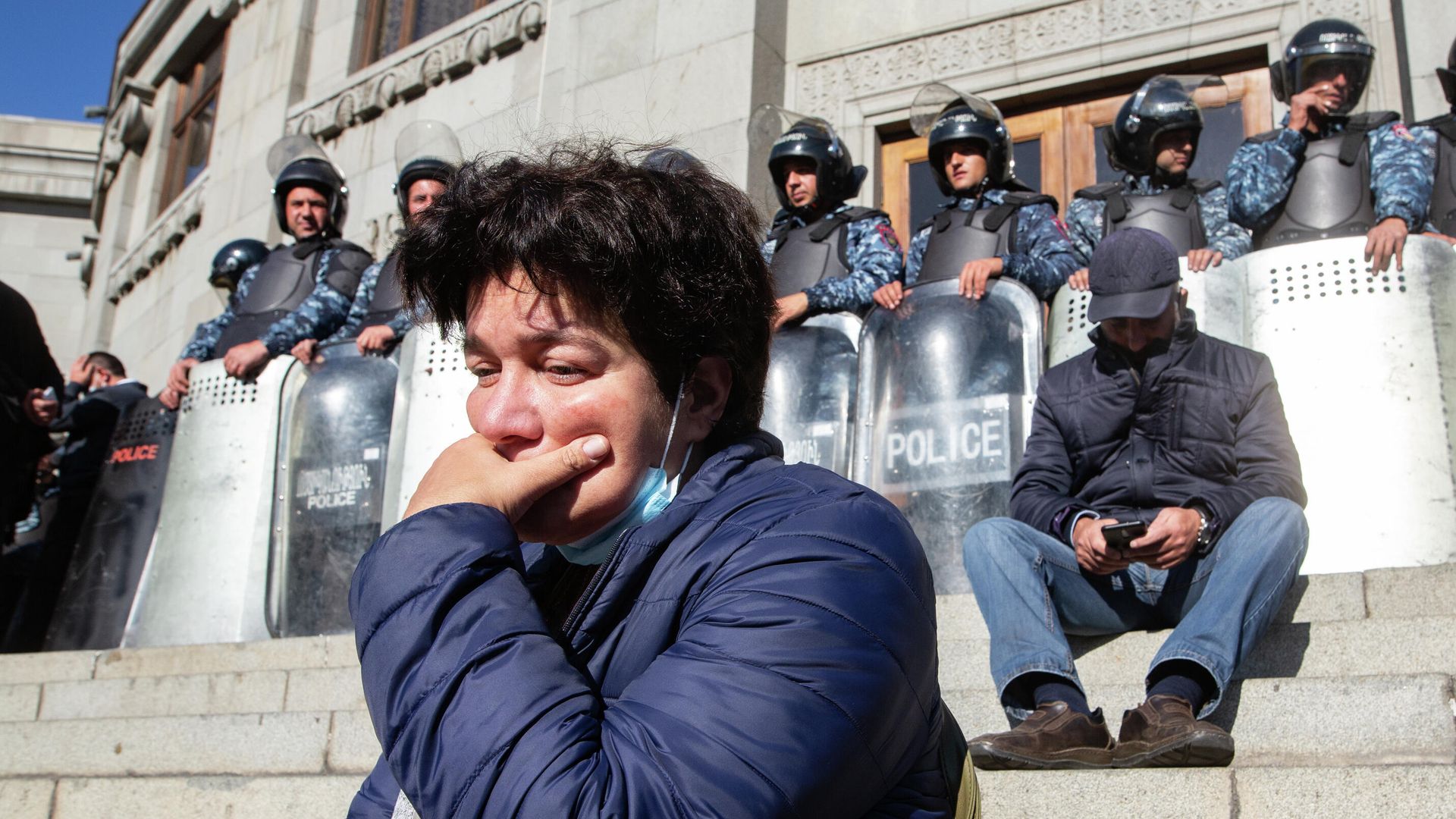 Участница митинга на площади Свободы в Ереване и сотрудники полиции у здания оперного театра Участница митинга на площади Свободы в Ереване и сотрудники полиции у здания оперного театра - РИА Новости, 1920, 12.11.2020