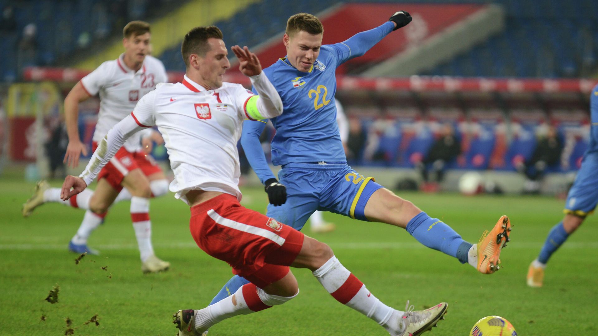 Poland's forward Krzysztof Piatek (L) and Ukraine's defender Mykola Matviyenko (R) vie for the ball during the international friendly football match Poland v Ukraine in Chorzow, Poland on November 11, 2020. (Photo by BARTOSZ SIEDLIK / AFP) Poland's forward Krzysztof Piatek (L) and Ukraine's defender Mykola Matviyenko (R) vie for the ball during the international friendly football match Poland v Ukraine in Chorzow, Poland on November 11, 2020. (Photo by BARTOSZ SIEDLIK / AFP) - РИА Новости, 1920, 12.11.2020