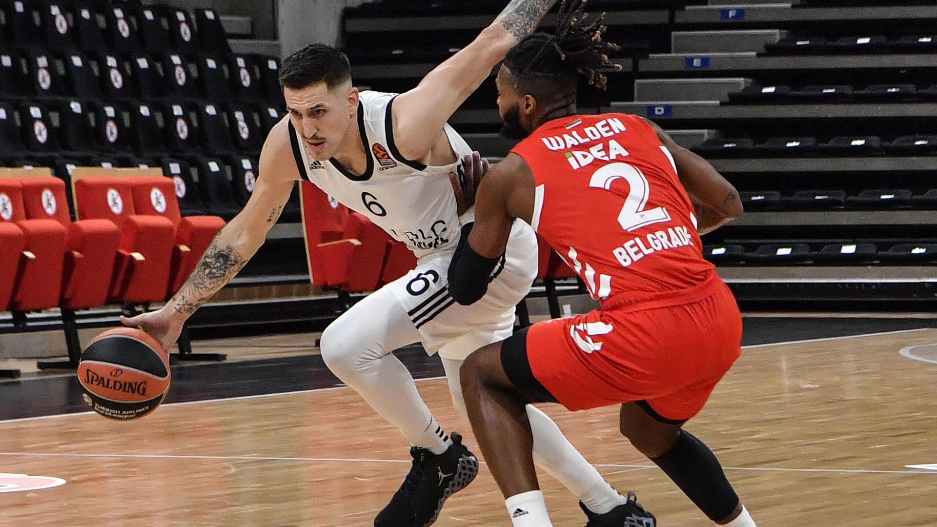 ASVEL Lyon-Villeurbanne French player Paul Lacombe (L) fights for the ball with Red Star Belgrade's US player Corey Walden (R) during the Euroleague basketball match between Lyon-Villeurbanne and Red Star Belgrade at the Astroballe arena in Villeurbanne near Lyon, southeastern France on November 11, 2020. (Photo by PHILIPPE DESMAZES / AFP) ASVEL Lyon-Villeurbanne French player Paul Lacombe (L) fights for the ball with Red Star Belgrade's US player Corey Walden (R) during the Euroleague basketball match between Lyon-Villeurbanne and Red Star Belgrade at the Astroballe arena in Villeurbanne near Lyon, southeastern France on November 11, 2020. (Photo by PHILIPPE DESMAZES / AFP) - РИА Новости, 1920, 12.11.2020
