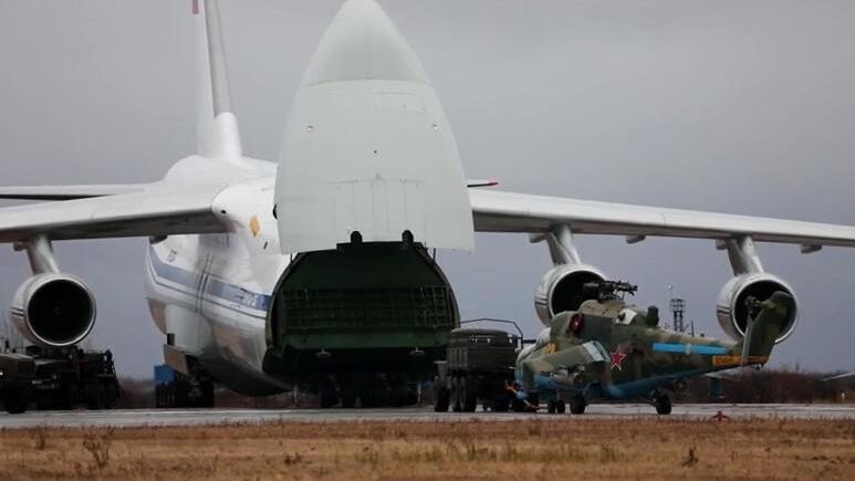 Погрузка вертолетов ВКС России перед отправкой в Нагорный Карабах Погрузка вертолетов ВКС России перед отправкой в Нагорный Карабах - РИА Новости, 1920, 13.11.2020