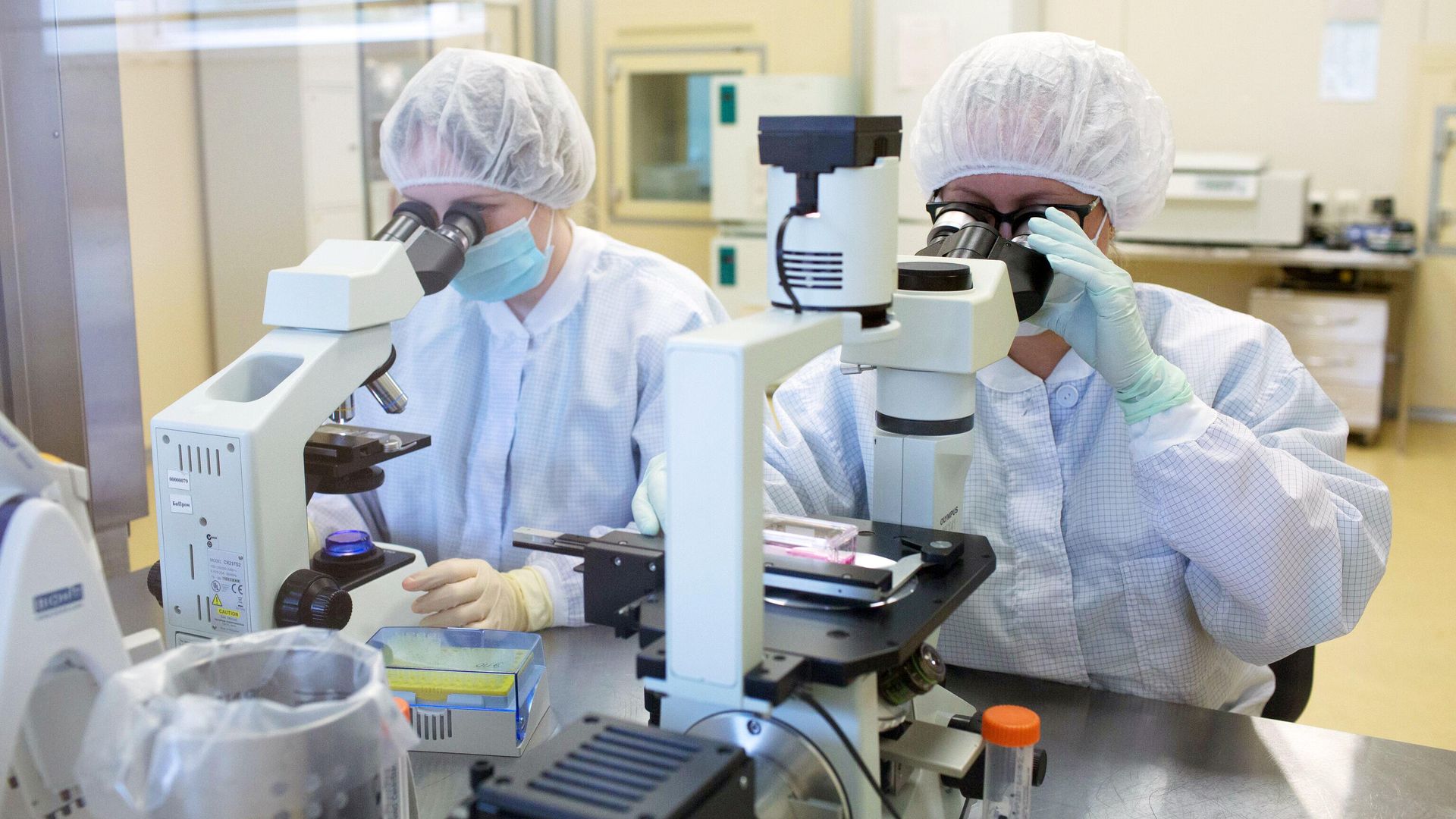Производство вакцины от COVID-19 на фармацевтическом заводе Биннофарм Производство вакцины от COVID-19 на фармацевтическом заводе Биннофарм - РИА Новости, 1920, 21.06.2021